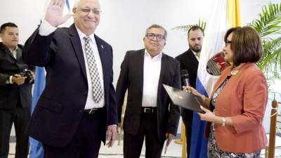 El doctor Francisco Herrera fue juramentado como rector interino de la Unah por seis meses.