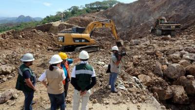 Las máquinas ya han retirado toneladas de tierra y piedras.