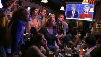 Estudiantes en Washington hicieron una fiesta para ver el debate de anoche. AFP.