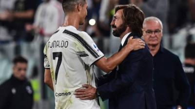 Cristiano Ronaldo celebró con Andrea Pirlo la victoria de la Juventus. Foto AFP.