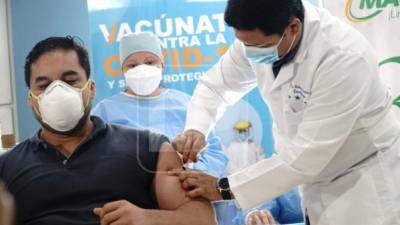 La segunda dosis de Moderna se aplicó en las instalaciones de la Universidad Nacional Autónoma de Honduras del Valle de Sula (Unah-vs). Fotos José Cantarero.