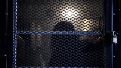 Los hurtos menores en supermercados o tiendas pueden derivar en el arresto de los migrantes que los cometan tras la entrada en vigor de la nueva ley.