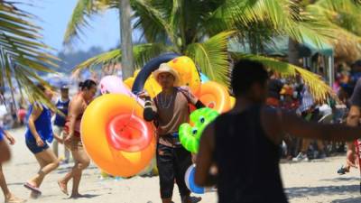 Cientos de hondureños disfrutan de las playas de Tela, Atlántida.