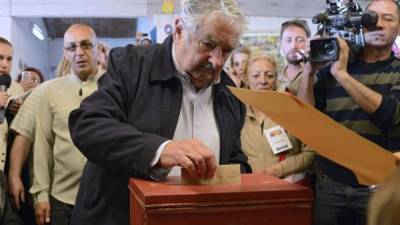 El presidente uruguayo, José Mujica, vota en un colegio electoral en Montevideo durante las elecciones generales en Uruguay, el 26 de octubre de 2014.