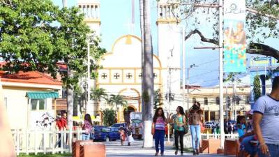 Vista del parque central de La Ceiba, Atlántida. Al fondo se aprecia la iglesia San Isidro. Foto: Franklyn Muñoz