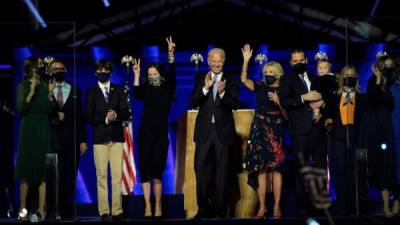 Joe Biden celebró el sábado su anticipada victoria electoral en Estados Unidos con fuegos artificiales y drones rodeado por su polémica familia en un estacionamiento de Delaware. Estos son los miembros de la nueva familia presidencial cuyos escándalos estuvieron a punto de costarle el triunfo a Biden.