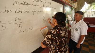 Una maestra enseña matemáticas en una escuela de San Pedro Sula.