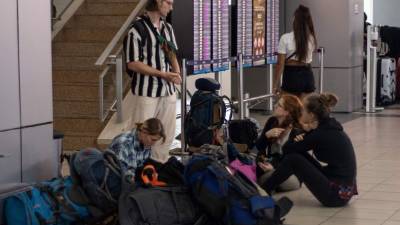 Turistas esperan en el aeropuerto Tocumen de Panamá. AFP