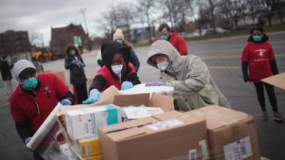 Voluntarios distribuyen alimentos en barrios de Chicago, EEUU./AFP.