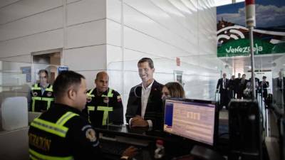 El líder opositor Juan Guaidó, reconocido como presidente interino de Venezuela por unos 50 Gobiernos, regresó triunfante a Venezuela donde fue recibido por miles de simpatizantes luego de una gira por Suramérica, pese a que tenía una orden judicial que le prohibía abandonar el país.