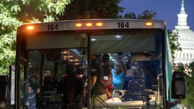 El Gobernador de Texas ha enviado a cientos de migrantes en autobuses a Nueva York y Washington.