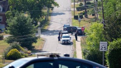 Agentes de la policía registran la casa del atacante, en una residencial acomodada de Pensilvania.