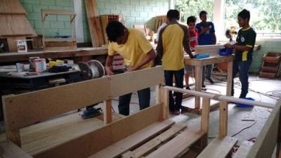 Los menores del Hogar Amor y Vida aprenden el oficio de la carpintería, como parte de las oportunidades que tienen.