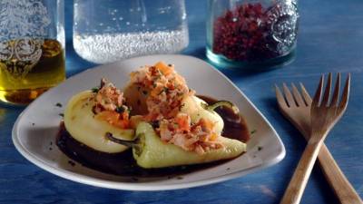 Complemente los chiles rellenos con un aderezo.