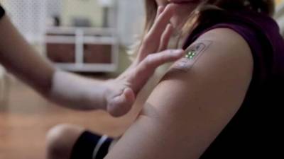 A diferencia de los tatuajes convencionales, los tecnológicos se aplican de manera indolora.