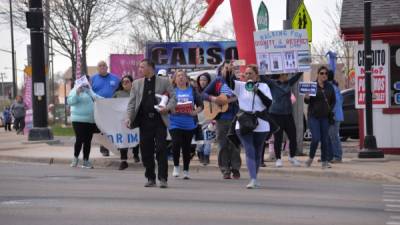 Imagen de archivo de beneficiarios de los programas DACA y TPS en una marcha a Washington desde Aurora, Illinois (Estados Unidos). EFE/Archivo