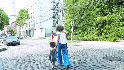 Las madres trabajadoras están en desventaja profesional.