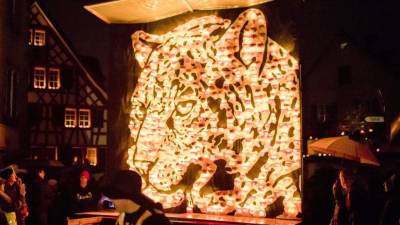 Suiza. Celebran la procesión de la linterna. La gente camina al lado de siluetas hechas con linternas en la procesión anual de linterna llamada en Richterswil, Suiza.