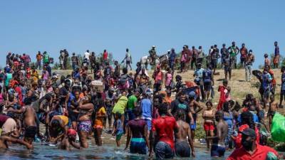 EEUU intenta frenar la crisis migratoria en la frontera sur, donde unos 12,000 indocumentados permanecen retenidos bajo un puente./AFP.