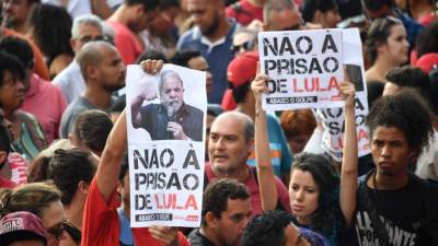 Decenas de militantes apoyan al expresidente Lula y no quieren que él se entregue.