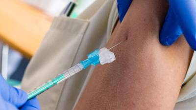 Varias personas han muerto por trombosis tras recibir la vacuna de AstraZeneca en Europa./AFP.
