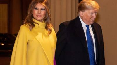 La primera dama estadounidense, Melania Trump, le puso color al invierno en Londres con un vistoso abrigo mostaza que ha desatado memes, burlas y críticas en redes sociales.
