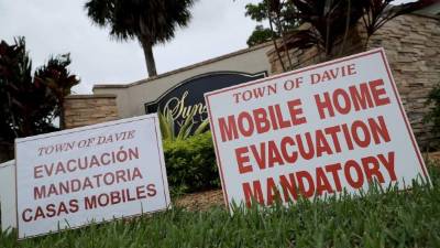 6.3 millones personas evacuadas en FloridaEl huracán Irma, que se dirigía este sábado a la Florida donde se ordenó la evacuación de 6.3 millones personas, tocó tierra en Cuba horas antes, tras haber dejado al menos 25 muertos en el Caribe, ahora bajo la amenaza de otro huracán, José.