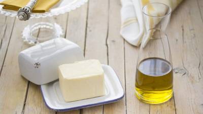 Una dieta que es más baja en grasa saturada e incluye grasas poliinsaturadas en moderación puede reducir el colesterol.