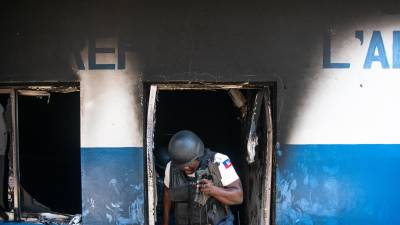 Las pandillas han incendiado varias comisarías de la policía y atacado hospitales, el Palacio Nacional y otros edificios en Puerto Príncipe.