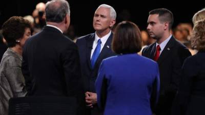 Pence, al centro, se declaró incapaz de defender a su compañero de fórmula. Foto: Efe