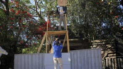 Un hombre toma fotografía con su móvil a un monigote que representa al presidente de Estados Unidos, Donald Trump, hoy sábado 29 de diciembre de 2018 en la aldea Germania al sur de Tegucigalpa, capital de Honduras. EFE