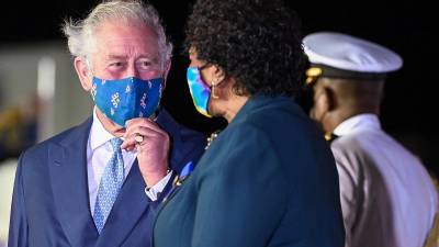 El príncipe Carlos a su llegada a Barbados previo a la ceremonia en la que la isla cortará lazos con Reino Unido.
