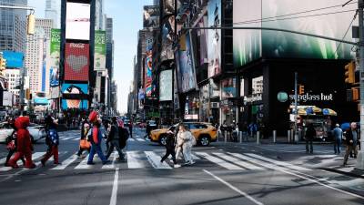 Más de 300,000 personas visitan Times Square a diario, uno de los lugares más turísticos de Nueva York.