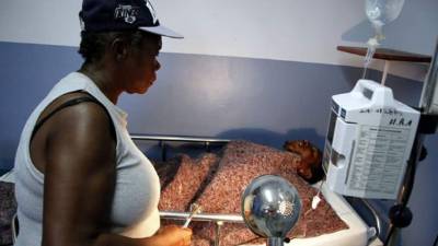 El pescador Lionzo Ruiz se recupera en un centro asistencial luego de permanecer por más de dos días nadando en el mar.