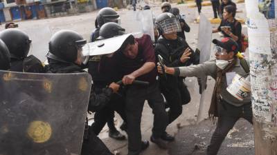 Las violentas protestas en Perú siguen cobrándose la vida de manifestantes en enfrentamientos contra las fuerzas de seguridad.