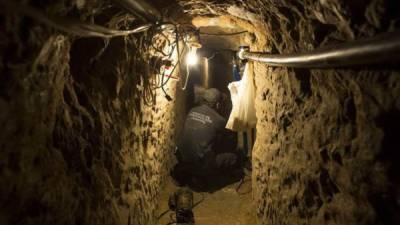 EUA. Hallan túnel para cruzar indocumentados. La Patrulla Fronteriza de EUA detuvo a 30 inmigrantes en un túnel que conecta la ciudad de Tijuana con San Diego, usado también para traficar droga.