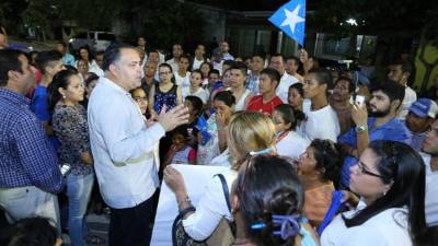 El alcalde se reunió con los pobladores que lo saludaron y le explicaron sus inquietudes.