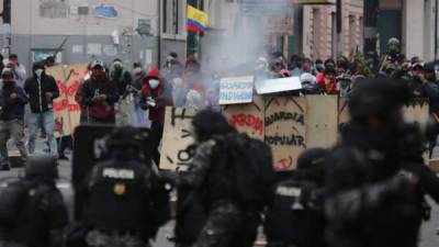 Manifestantes se enfrentan a la policía durante una nueva jornada de protestas con presencia indígena este viernes, en Quito (Ecuador).