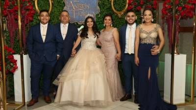 Michel, Johnny Girón, Fiorela, Gloria y José Ángel Girón con Merari López.