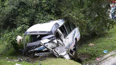 Fotografía muestra la escena del accidente en el que un conductor de un bus perdió la vida en Choloma, Cortés.