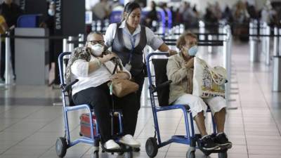 Pasajeras son vistas usando tapabocas en el Aeropuerto Internacional de Tocumen, este martes, en Ciudad de Panamá (Panamá). EFE/ Carlos Lemos