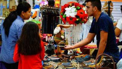Esfuerzo. Productor de zapatos en el Bazar del Sábado que se realiza semanalmente en Expocentro. Foto: Melvin Cubas.