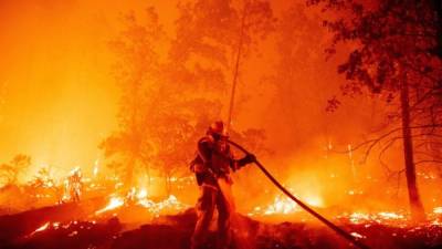 California lucha por controlar varios incendios forestales este fin de semana feriado en Estados Unidos, donde las autoridades han recomendado evitar actividades al aire libre por el riesgo que representa el fuego.