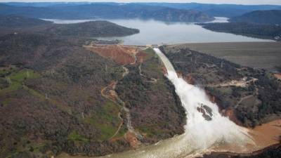OROVILLE, CA - FEBRUARY 13: Oroville lake, the emergency spillway, and the damaged main spillway, are seen from the air on February 13, 2017 in Oroville, California. The erosion damage seen below the emergency spillway caused officials to issue evacuation orders yesterday to over 188,000 prople in downstream areas. Elijah Nouvelage/Getty Images/AFP== FOR NEWSPAPERS, INTERNET, TELCOS & TELEVISION USE ONLY ==