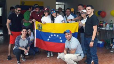 Portando orgullosos la bandera venezolana, los ciudadanos de ese país participaron del plebiscito.