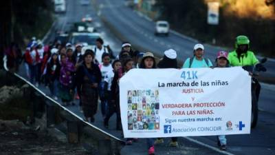 Un grupo de niñas participa en una caminata durante la madrugada de hoy, miércoles 7 de marzo de 2018, en Sumpango (Guatemala). EFE