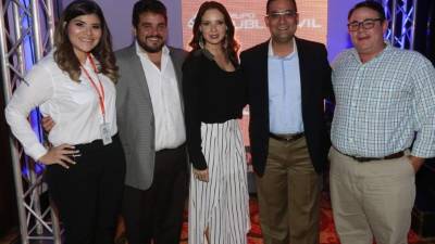 Transparencias. Se usan en vestidos con vuelos o entallados. Lisos o bordados con cristales. Se usan de día o de noche.