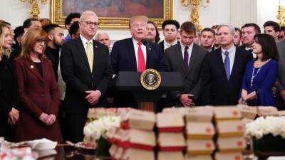 Trump recibió con hamburguesas a los jugadores del North Dakota State Bison en la Casa Blanca./AFP.