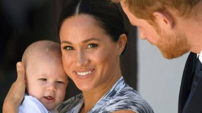 El pequeño Archie, de cuatro meses, cautivo al público al asistir a la reunión de los duques de Susex con el arzobispo emérito de Ciudad del Cabo y premio Nobel de la Paz Desmond Tutu.Esta es la primera vez en la que Meghan y Harry dejan ver a su hijo, desde que lo presentaron días después de su nacimiento. Recordemos que su bautizo fue a puerta cerrada y las fotos del pequeño fueron dadas a los medios por la Casa Real Británica.