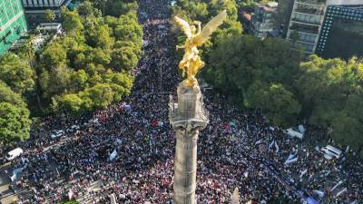 Miles de personas asistieron a la marcha convocada por López Obrador una semana después de una masiva protesta en su contra.